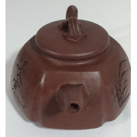 Mooi bewerkt Yixing trekpotje, gemerkt